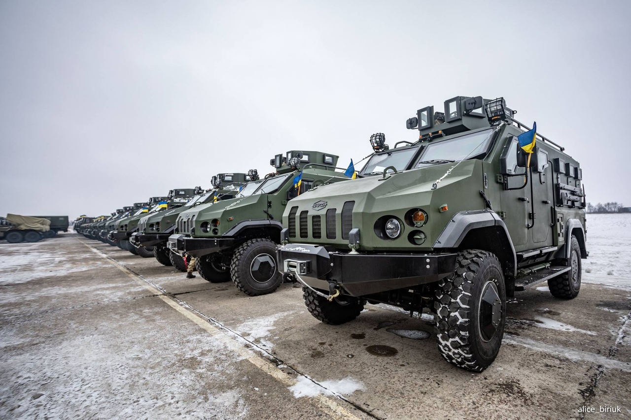 乌克兰接受大批军事装备 总统现场为乌军打气