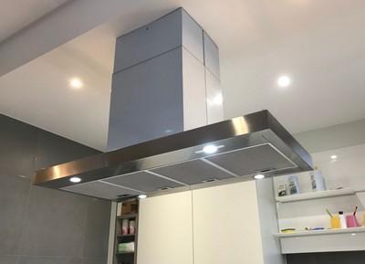 岛式烟机需要先悬挂安装烟机,后吊顶.