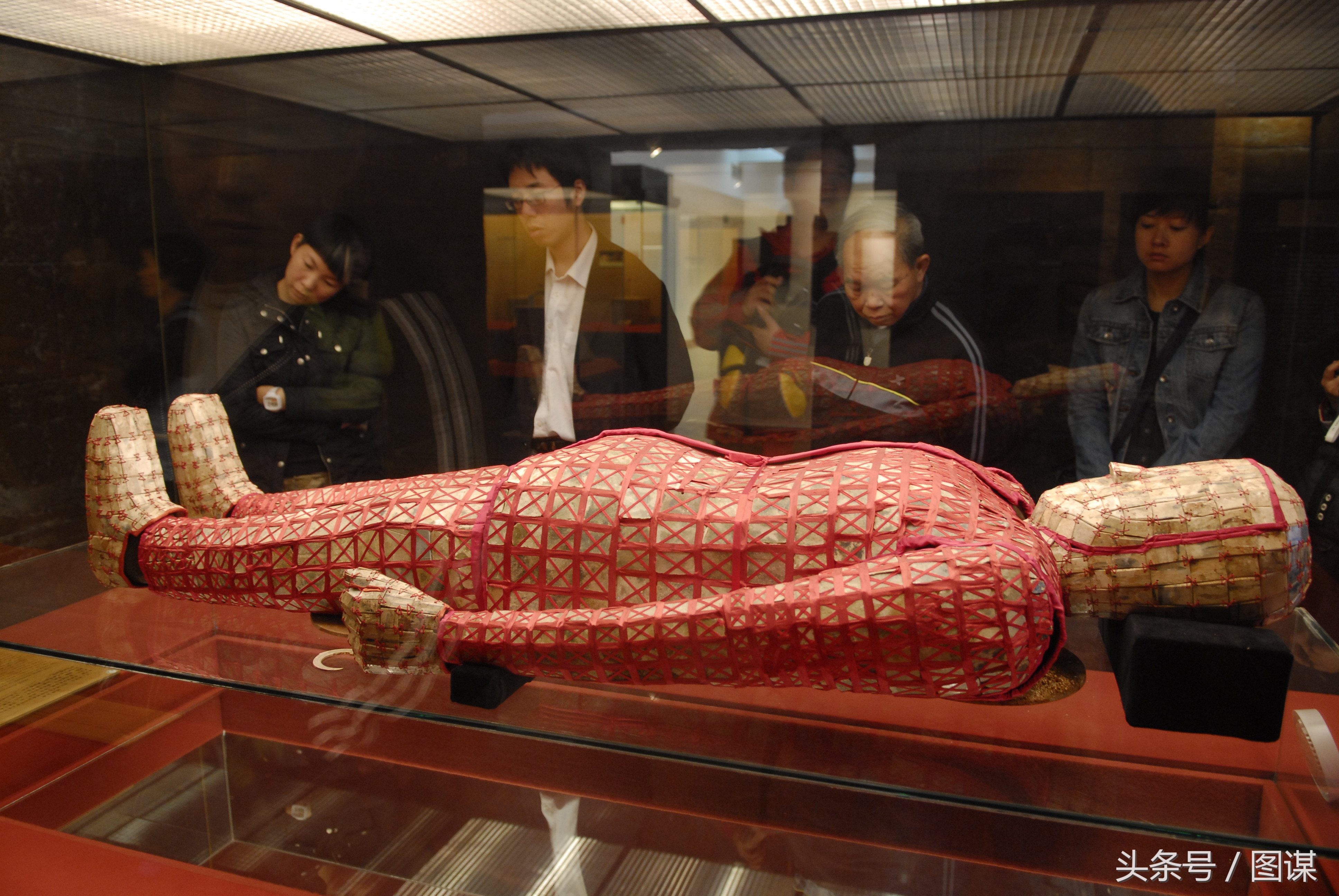 西汉南越王墓里出土的"丝缕玉衣",2000多年前用了2000多片玉!