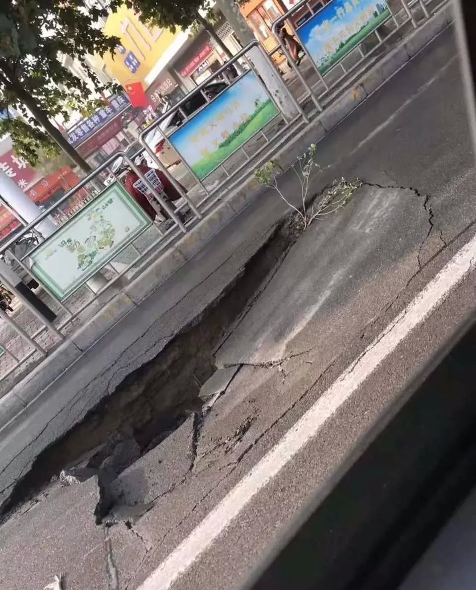 济宁龙行路龙城广场附近的路好像塌了