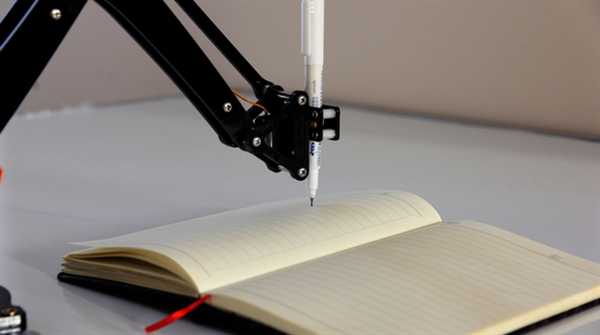 这名中学生用自己的800元压岁钱,在淘宝上买了一个写作业机器人