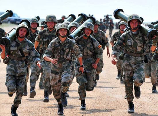 三千米跑完就是五公里了,在五公里的跑步中,士兵需要携带挎包,水壶