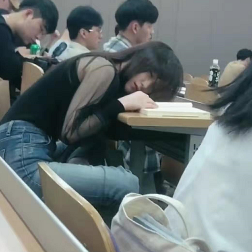 "超美"熟睡的女同桌,不爱学习总是上课睡觉,怎么办呢?在线等