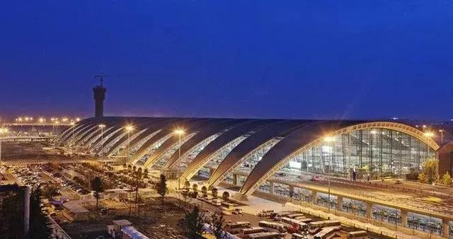 成绵乐城际铁路"双流机场站",北距成都南站11km,距东站21km