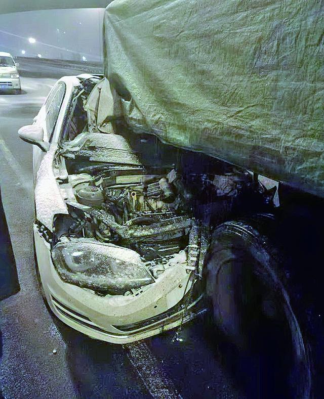 哈尔滨三环路,轿车撞入大货尾部司机受伤