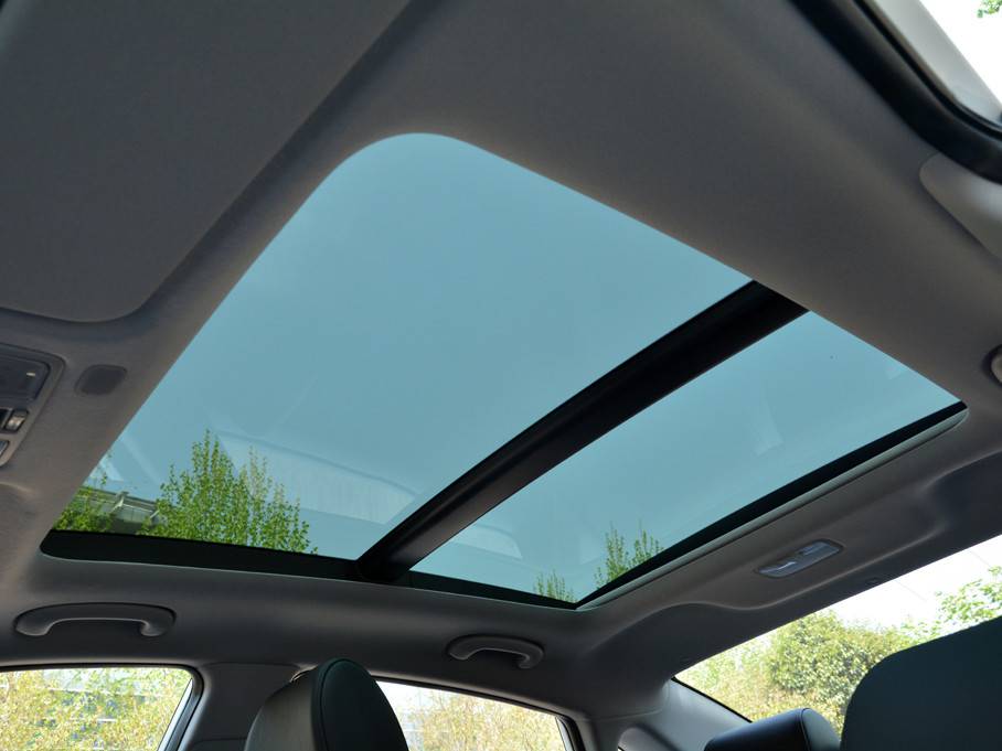 现代名图这款车子的天窗面积表现不错,虽然是分段式设计,但是依旧非常