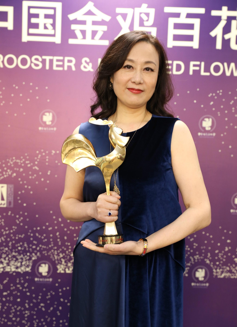 组图:吴玉芳获金鸡奖最佳女配角 亲吻奖杯露甜笑