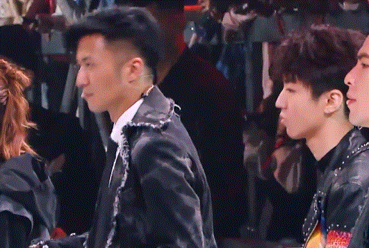 王俊凯和谢霆锋同幅度摇摆,导播给到特写镜头,眼神说明一切!