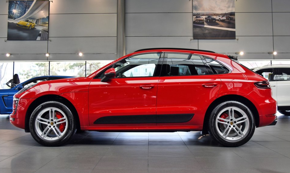 从侧面来看,车的侧身设计较为优秀,侧身线条设计的很饱满,车身整体