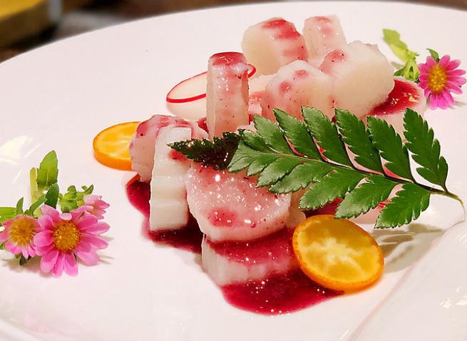 蓝莓山药,地地道道的女士菜,厚厚的山药片,搭配蓝莓酱,摆盘好看又好吃