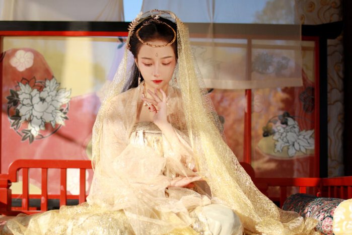 女配文:她穿成了佛系女配,意外成为男主的白月光,被疯狂的追求