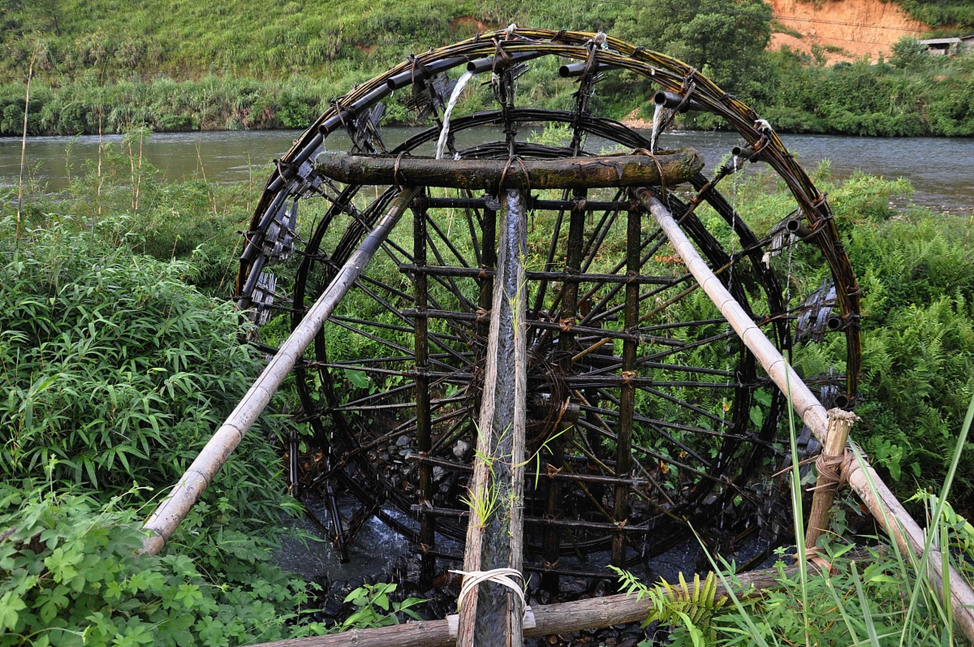 水车是一种传统的灌溉设备,通过提升水源让水流下来,使土壤湿润并满足