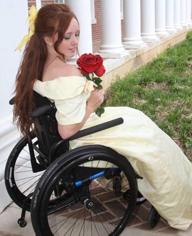 男朋友推着轮椅上的女孩有说有笑,最后的谜底让我整个人崩溃了