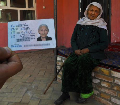 世界最长寿老人在新疆,她今年132岁,无亲生子女,只喝冷水