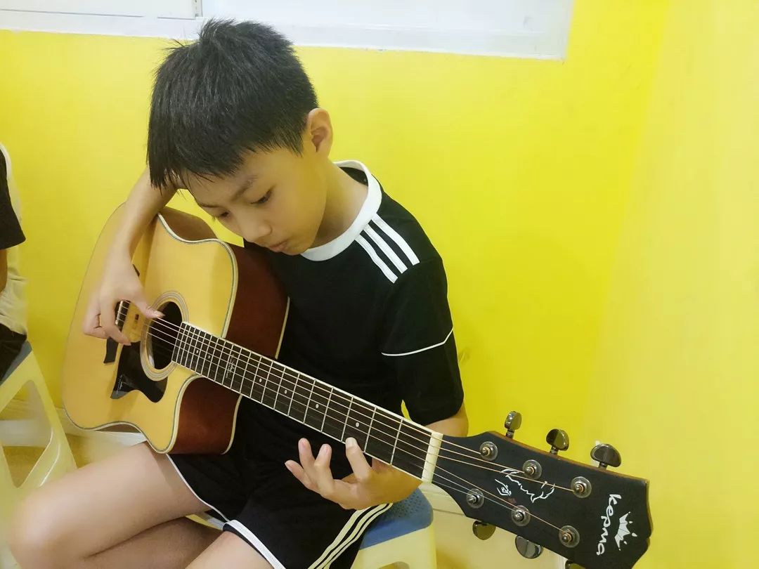 那个自带光环的弹吉他少年