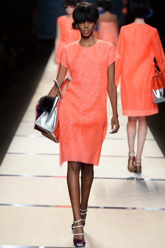 时装秀:模特独特造型简约自然,服装优雅迷人,风格标新立异,这样的模特