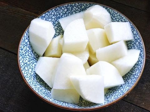 7,煲羊蹄汤的时候可以把白萝卜洗净去皮切成滚刀块,装入碗里备用.
