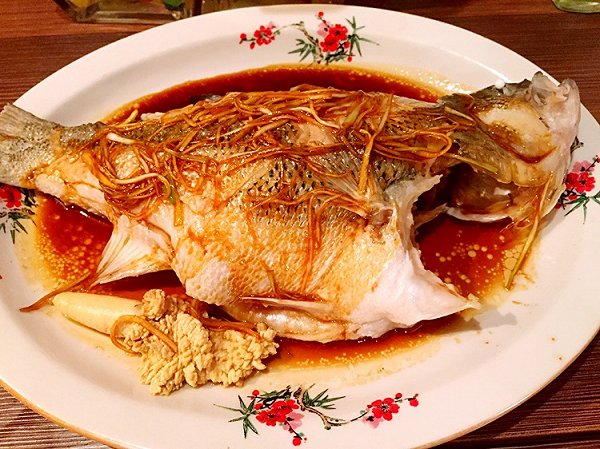 松花湖鱼宴中的热制大菜八宝吉花鱼,喜欢吃鱼的进来看看吧!