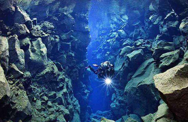 在万米之下的马里亚纳海沟,人类发现了本来不应该存在的东西
