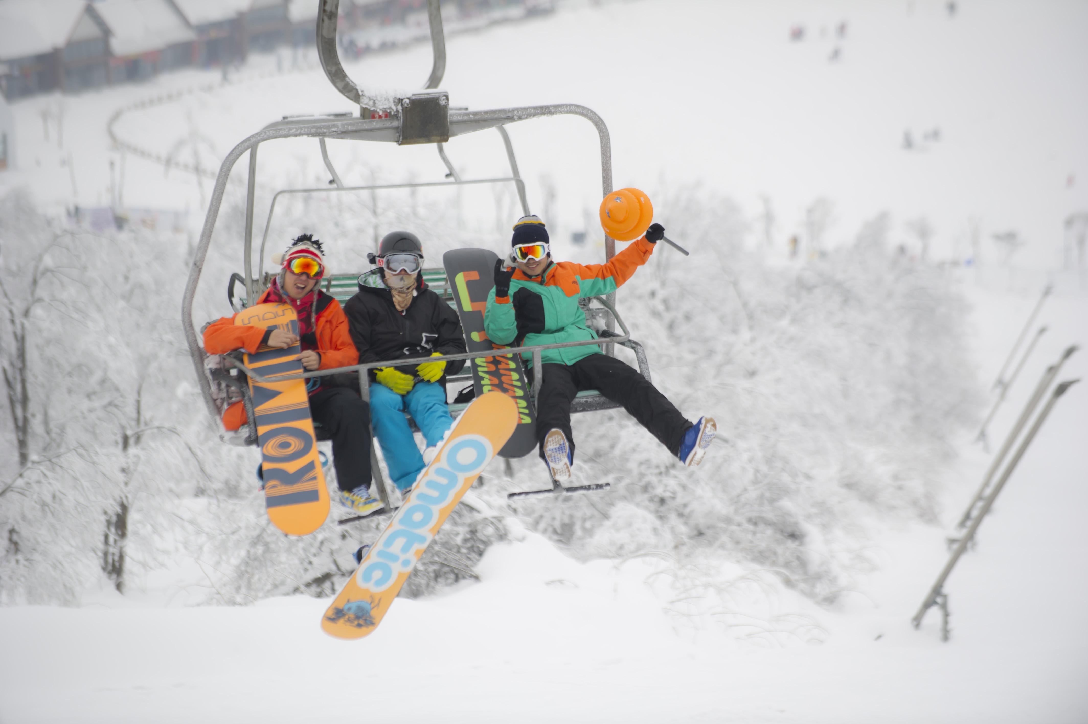 西岭雪山滑雪场季卡图片