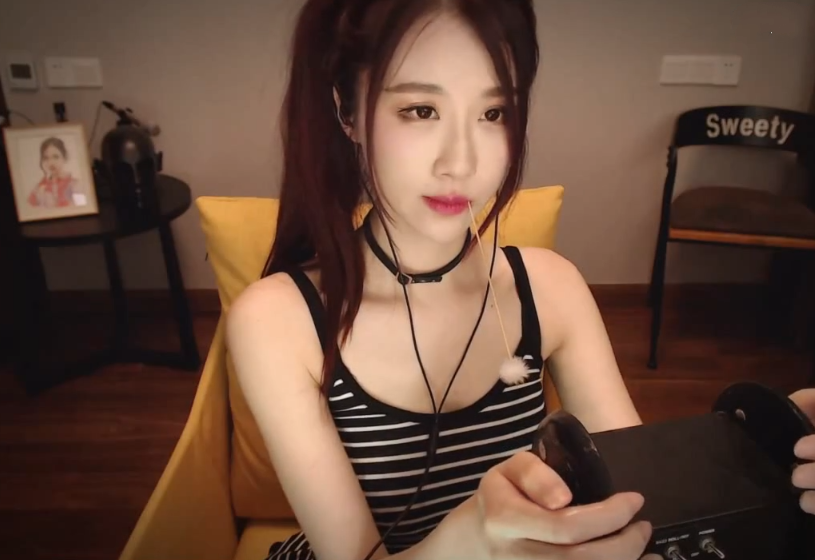 轩子巨2兔情人节收到鲜花,看到赠送人的时候,不自觉地笑了起来