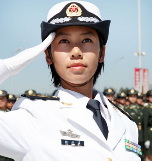 图为我国海军部队女兵,身穿白色军服手戴白色手套,正在进行敬礼姿势