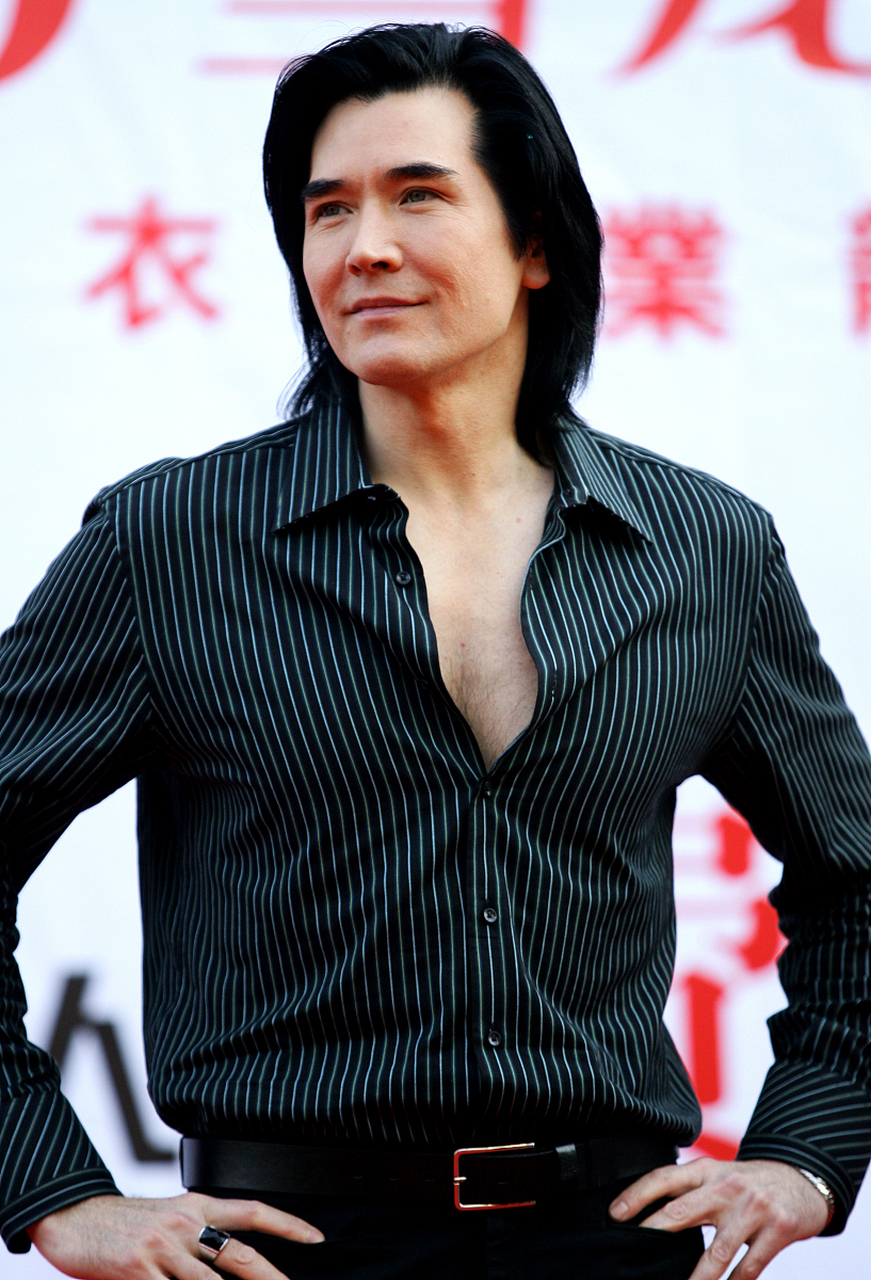 他就是费翔,最近在电影《封神第一部》预告片中亮相,让人们惊叹于他