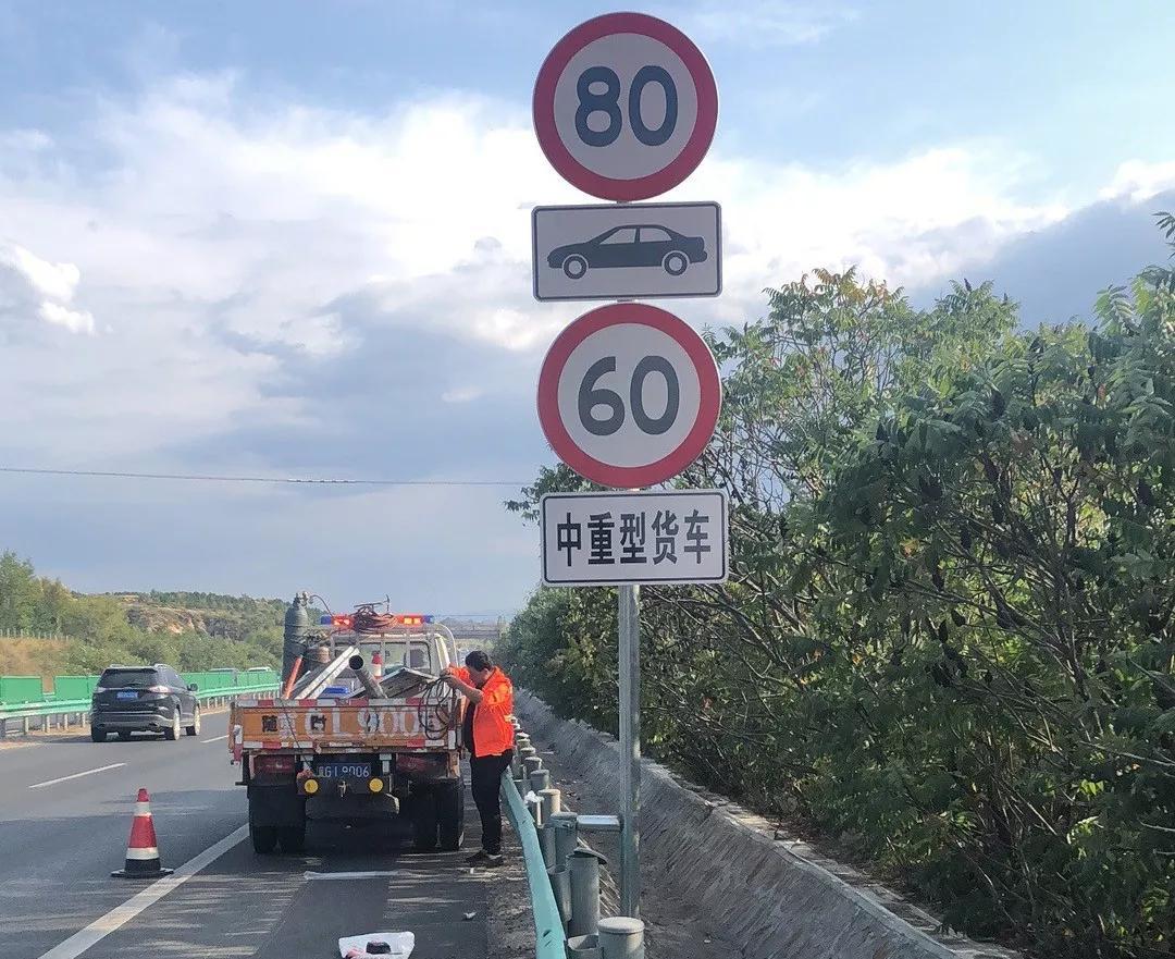 在高速路上跑120,突然限速60,这时应该怎么办?很多人不懂