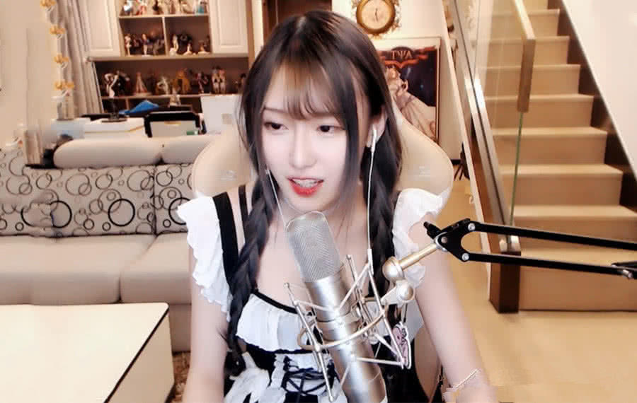 腐团儿人气日益见涨,这次受邀成为篮球主播,到现场为中国队加油