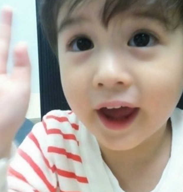 alex--中美混血儿,五官长得像林志颖,笑起来又像尼坤,因此被叫做"