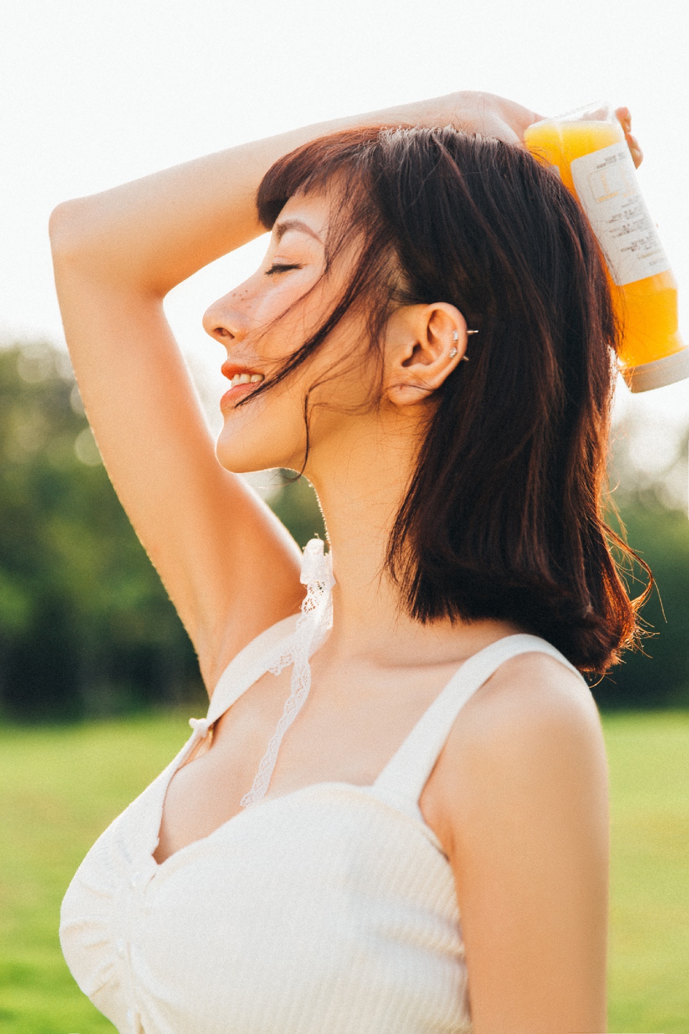 美图摄影:抓住最后一缕阳光 俏皮可爱的清瘦女孩!