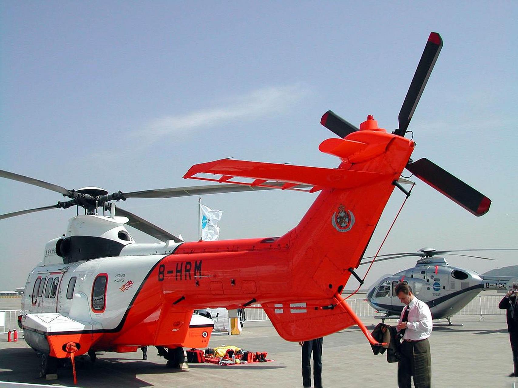 被称作红色海鹰的直 20 舰载直升机是扎堆现身,看来已经进入批量生产