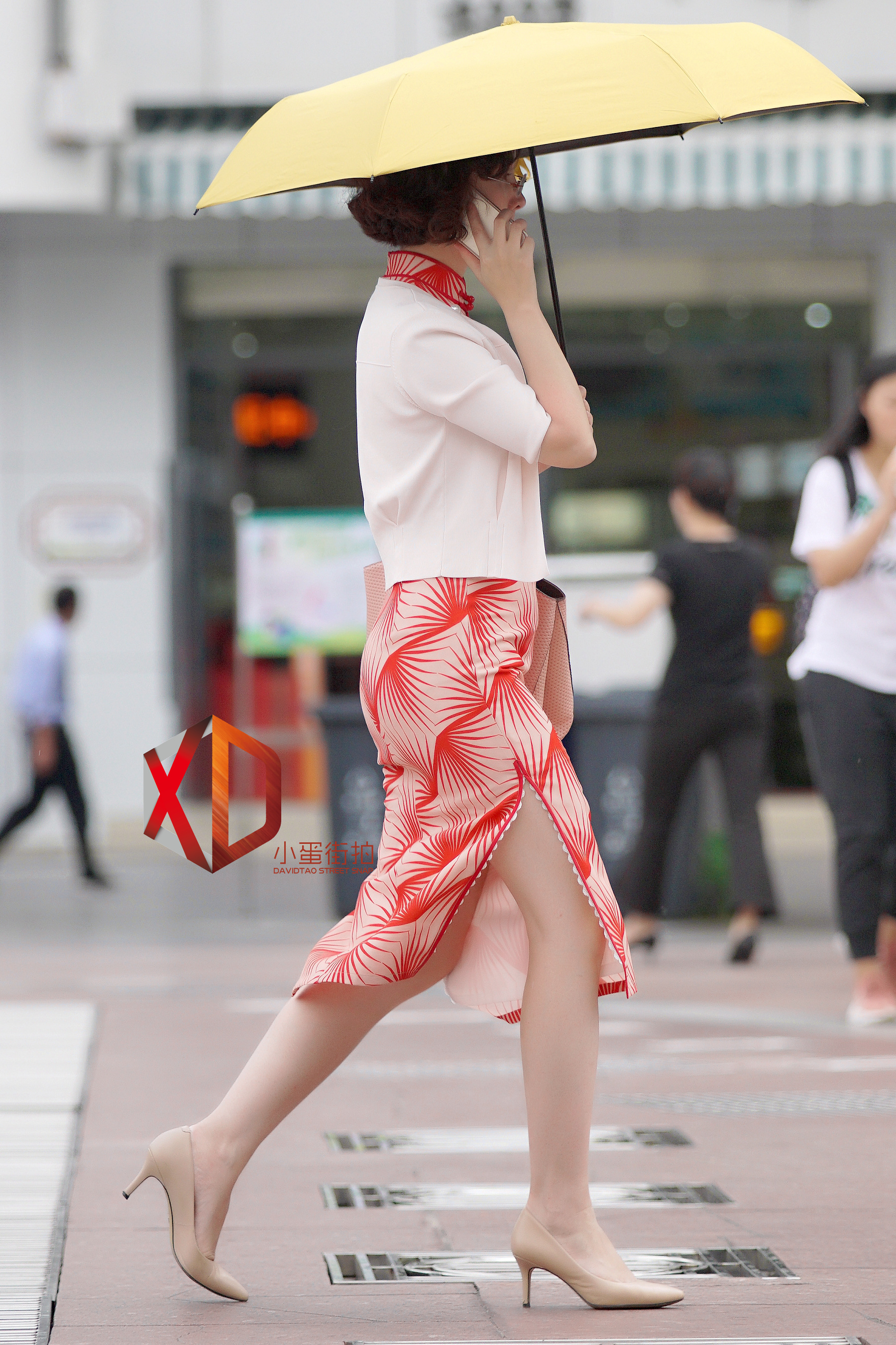 街拍广州:开叉裙,大白腿,白色短袖,身材丰腴而性感,惊艳路人