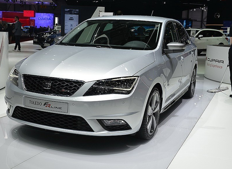 西雅特toledo这款车型尾灯的设计采用了先进比较潮流的设计理念,看