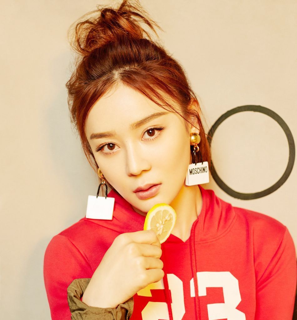 跟着杨幂学一款随性半扎丸子头,减龄又俏皮!