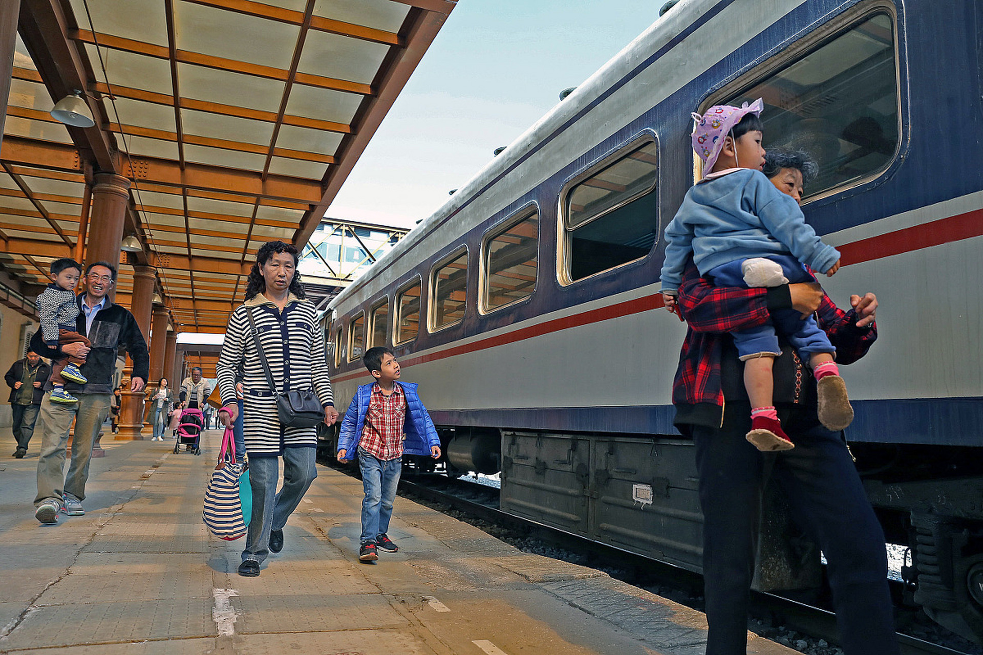 火车# 火车上的遭遇 好久没有坐过火车了,平时回家一直乘高铁,腋个
