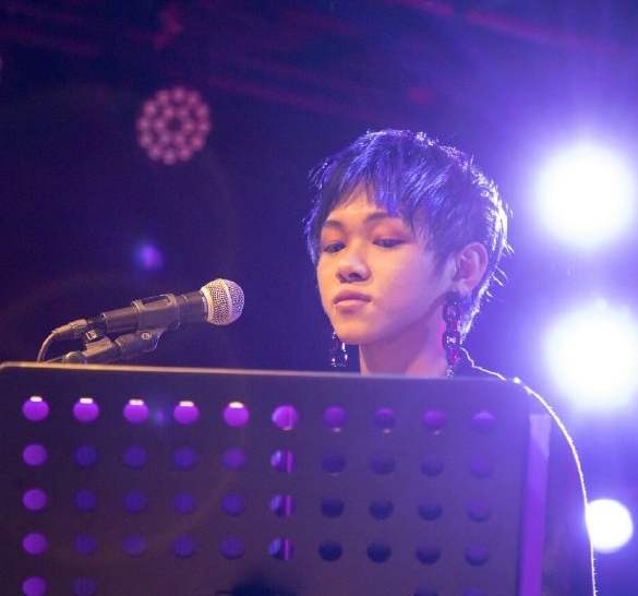 《明日之子》张嫮目丧心病狂,家暴掰断女友手指还称其缺钙?