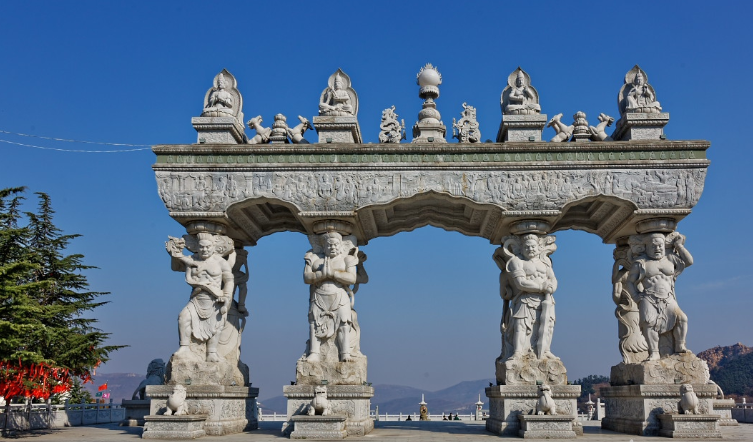 据资料显示,这座金刚门是由泰国皇恩寺释圣智以其梦境创意设计,国内