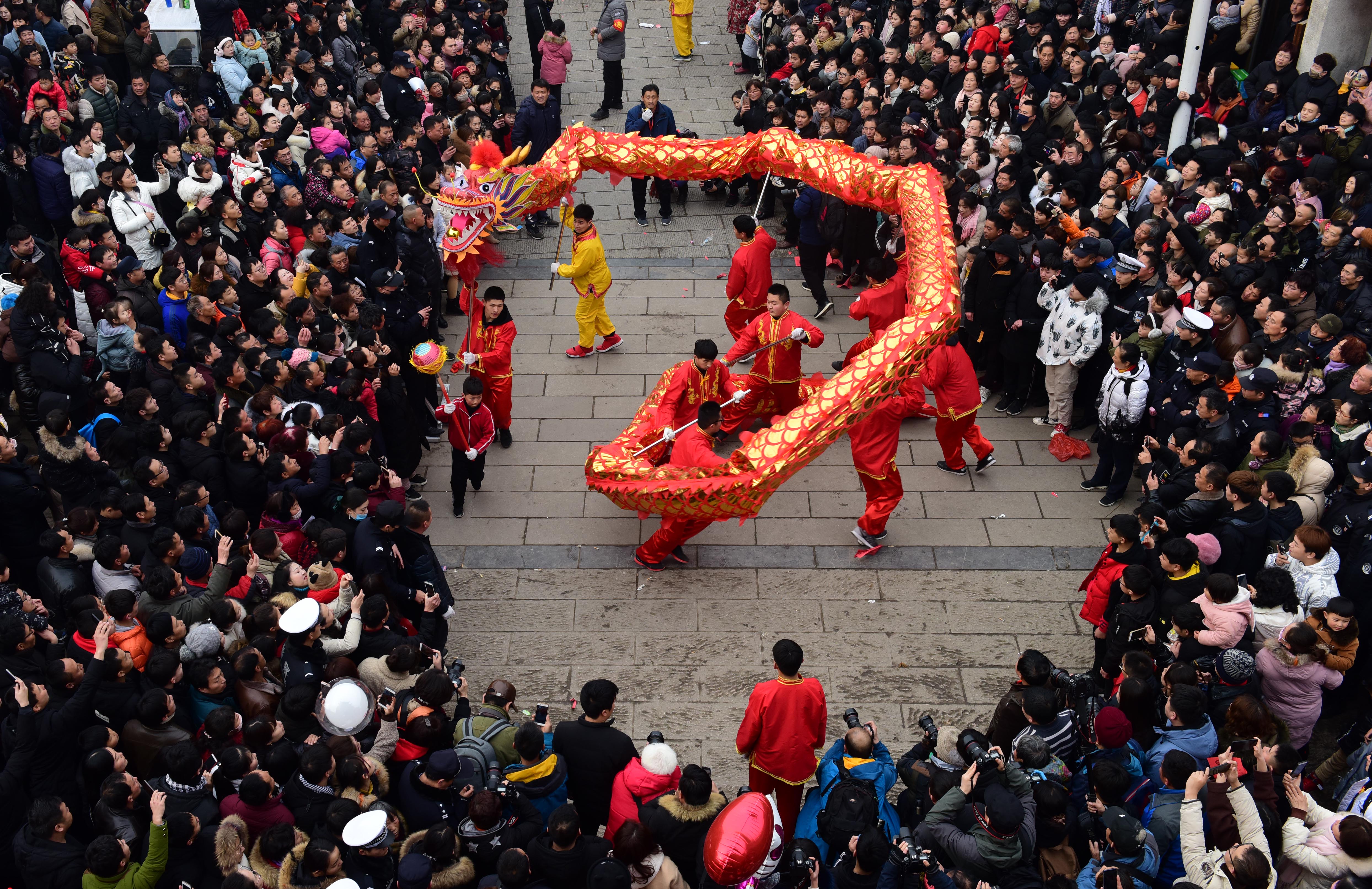 农历正月十六,河南浚县传统古庙会举办社火大赛,吸引了众多游客