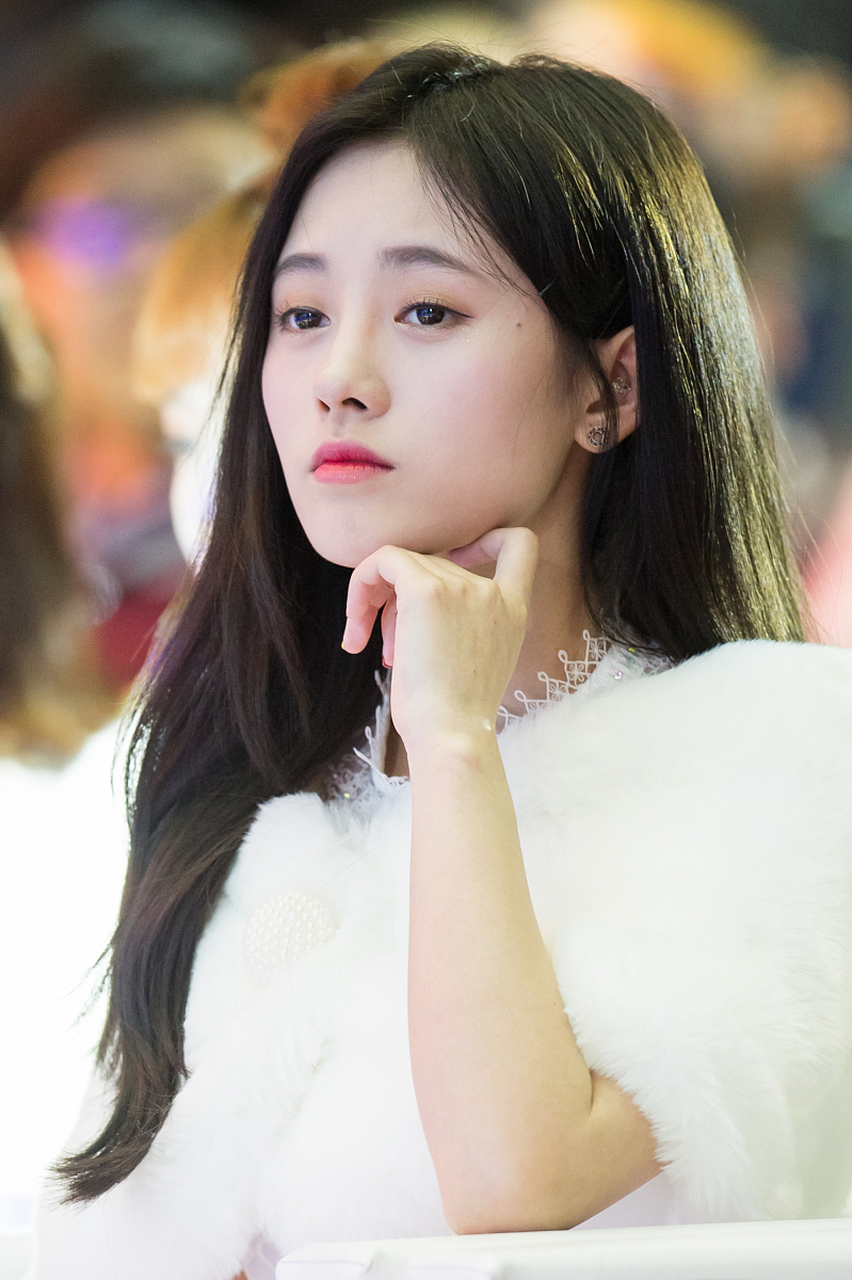 利用不同颜色的隔离进行调整,可以让我们的底妆更加美腻自然.