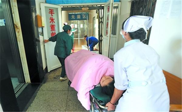 产妇们在产房费力分娩,产房外的丈夫们都在做什么呢?