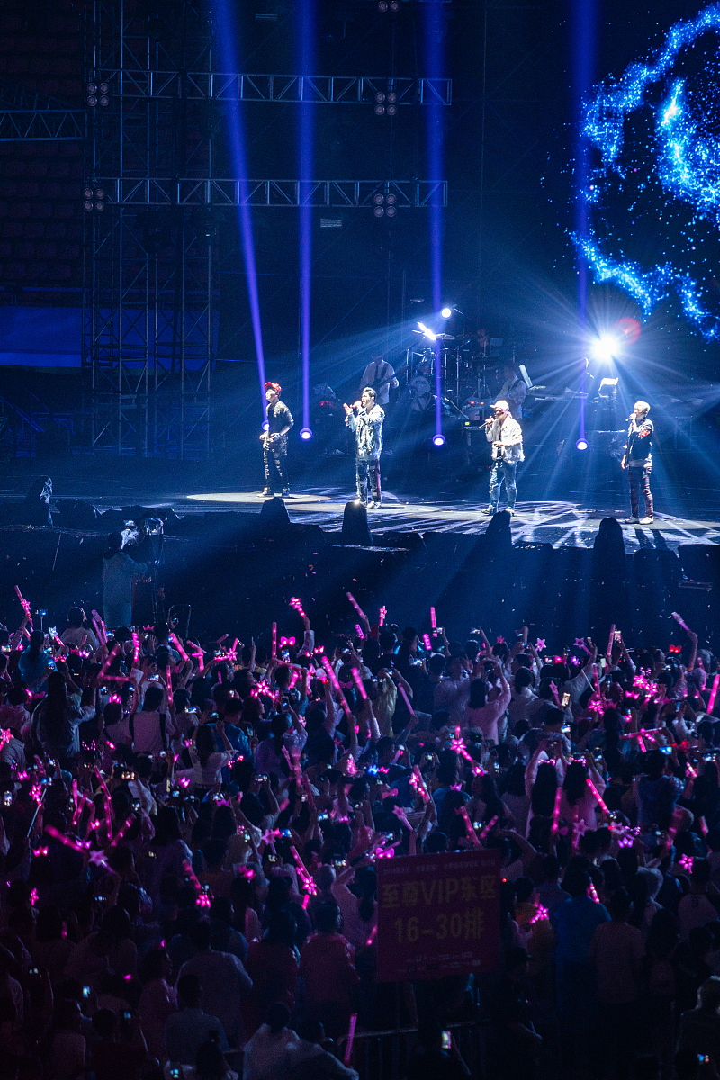 演唱会内场摇滚区爆发激烈冲突,起因是观众对"该站还是该坐"的观演