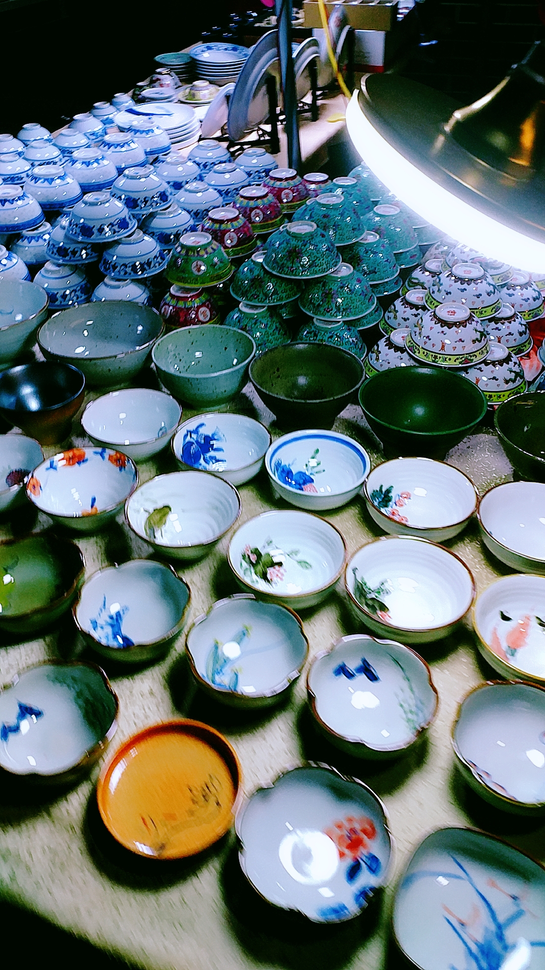 景德镇陶艺街夜市,在2013年开始于老陶院门口街上形成.