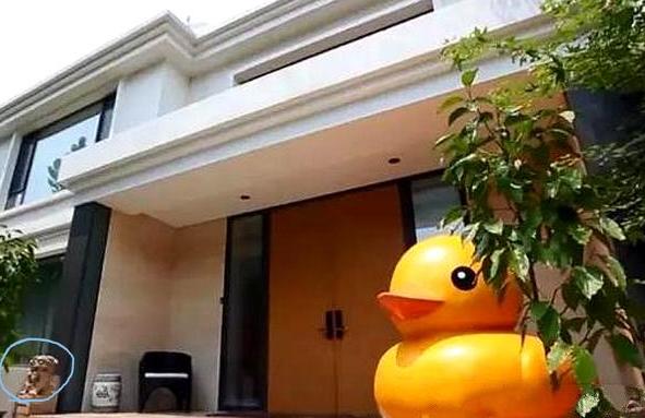 带你参观林依轮的豪宅,住在独栋的别墅里,大门处大黄鸭是亮点