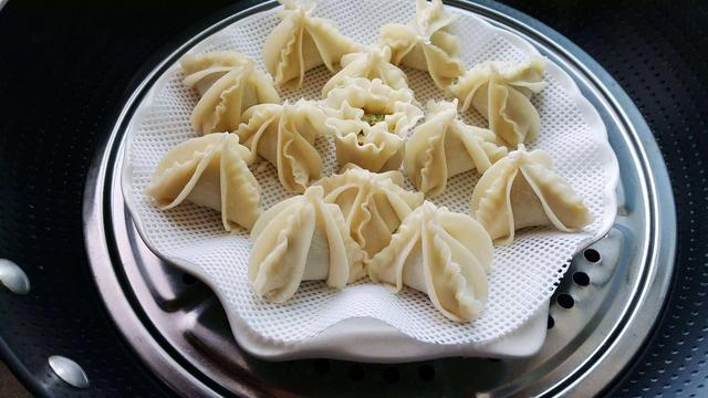 冠顶饺,汉族名菜,晶莹透亮,油润溢香