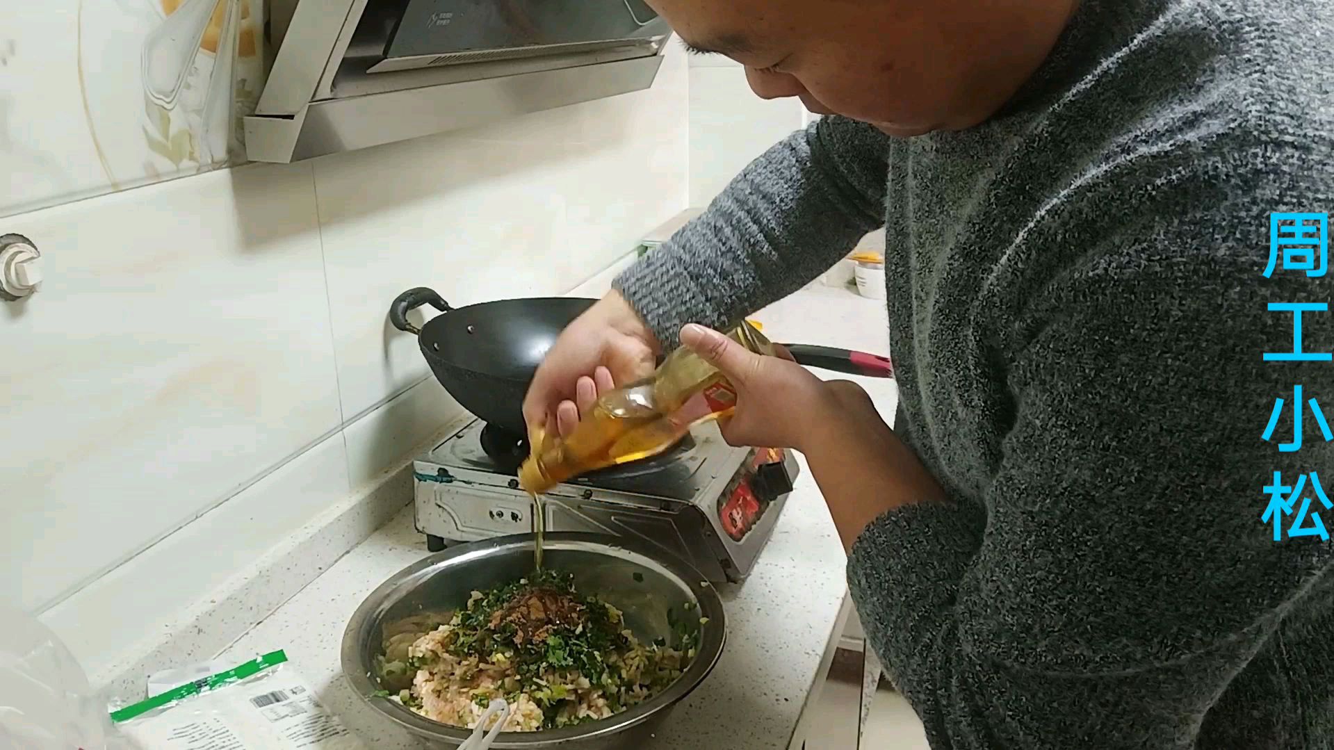 把饺子馅准备好,怎么解决馅料咸淡呢?小松有妙招!再做个黄焖鸡