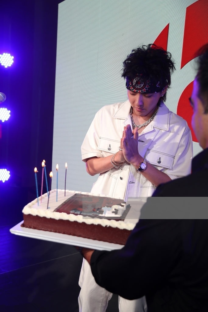 吴亦凡改走雅痞风,穿白衣气场强,与超模小kk合影都不输!