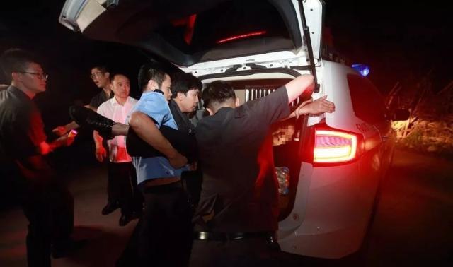 “黑老大”在自家密室存放财物，警方用爆破手段才打开，竟有这些