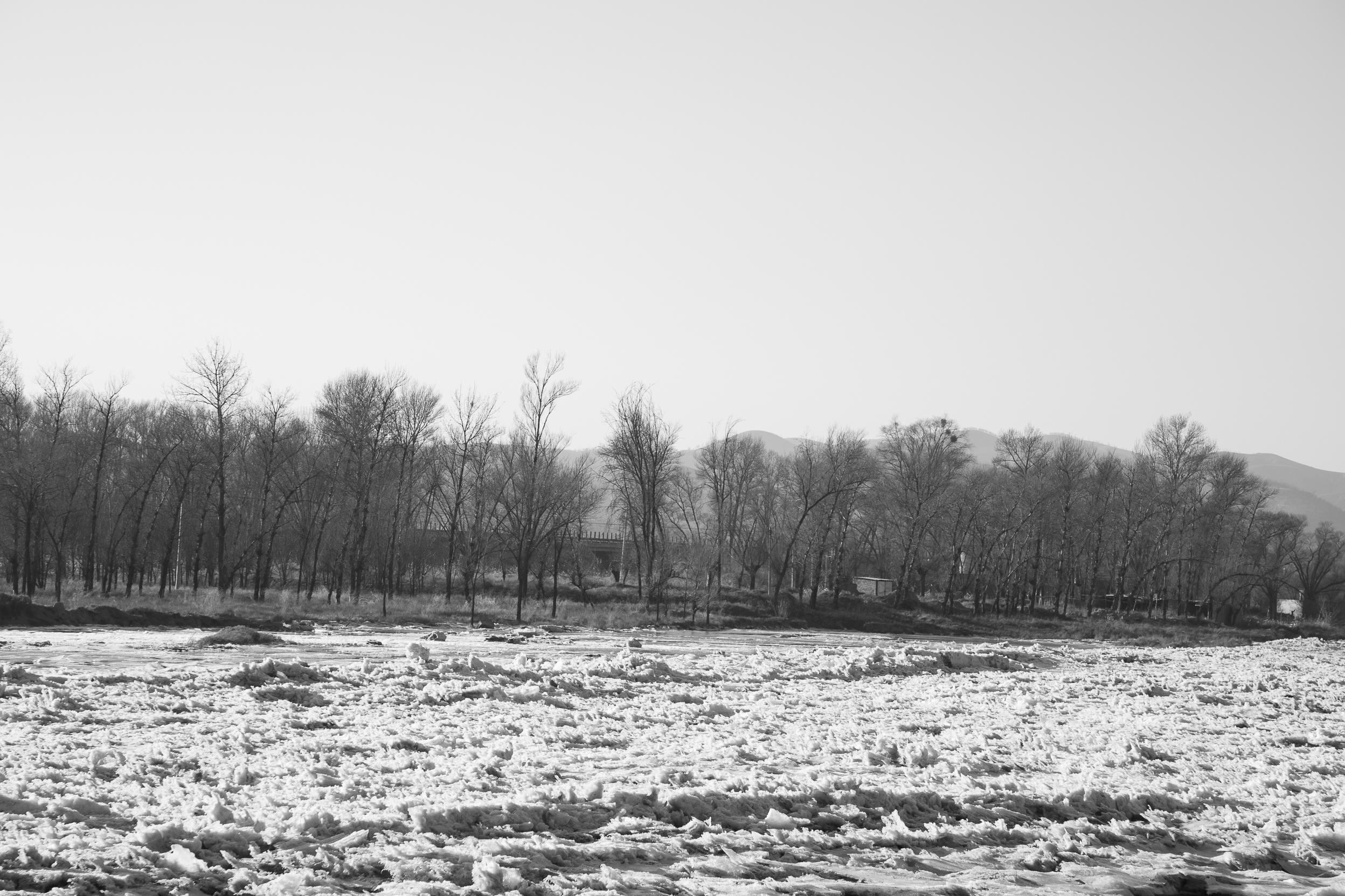 数九寒冬,冰封的陕北无定河