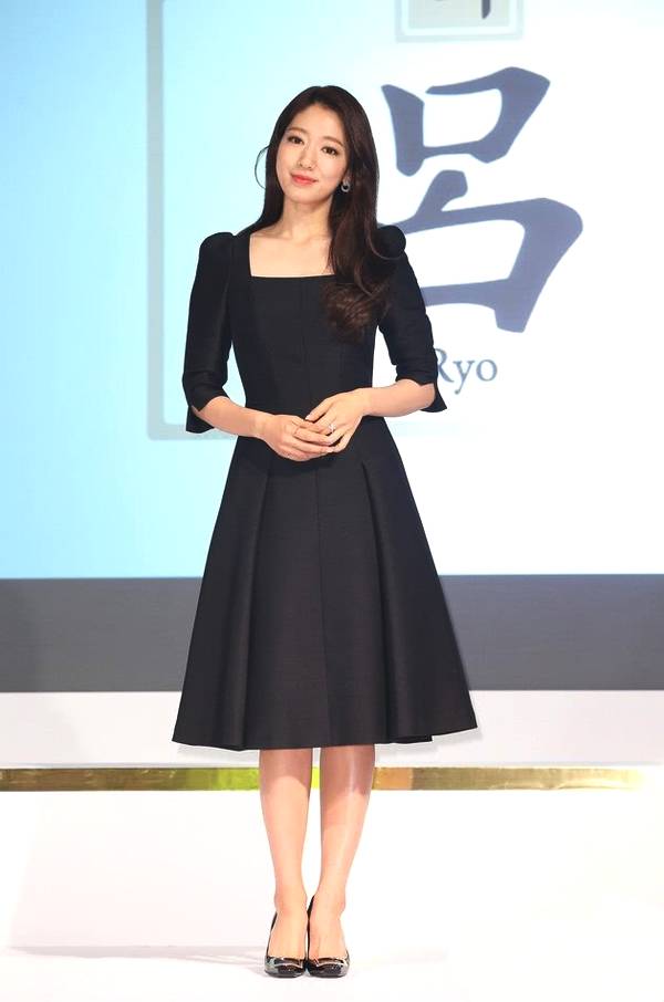 朴信惠身穿流苏半裙现身 青春靓丽不失时尚